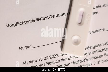 Hanovre, Allemagne. 14th févr. 2022. ILLUSTRATION - Un auto-test négatif de Corona se trouve sous la forme d'une garderie (scène posée). À partir du 15 février 2022, les tests Corona seront obligatoires pour les garderies de Basse-Saxe. Les enfants âgés de trois ans devront ensuite passer un test négatif trois fois par semaine pour se rendre à une garderie. Credit: Julian Stratenschulte/dpa/Alay Live News Banque D'Images