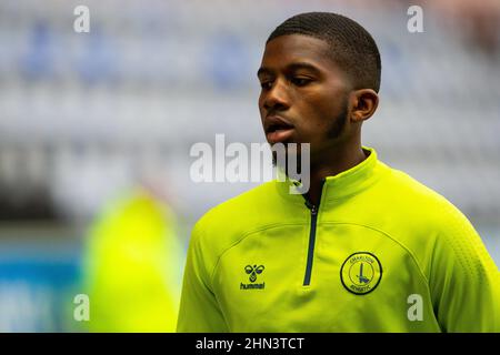 Daniel Kanu, de Charlton Athletic, se réchauffe sur le terrain avant le match de la Sky Bet League One au DW Stadium, Wigan. Date de la photo: Samedi 12 février 2022. Banque D'Images