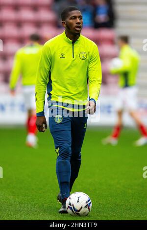 Daniel Kanu, de Charlton Athletic, se réchauffe sur le terrain avant le match de la Sky Bet League One au DW Stadium, Wigan. Date de la photo: Samedi 12 février 2022. Banque D'Images