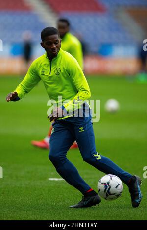 Daniel Kanu, de Charlton Athletic, se réchauffe sur le terrain avant le match de la Sky Bet League One au DW Stadium, Wigan. Date de la photo: Samedi 12 février 2022. Banque D'Images