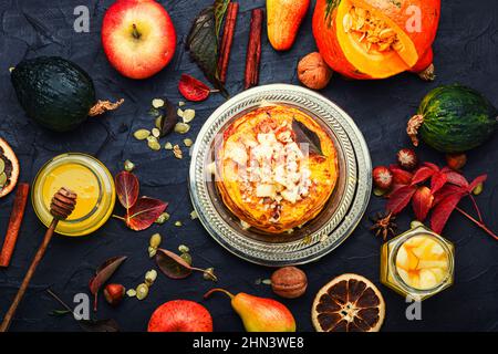 Crêpes délicieuses sur la table. Crêpes savoureuses avec fruits. Banque D'Images