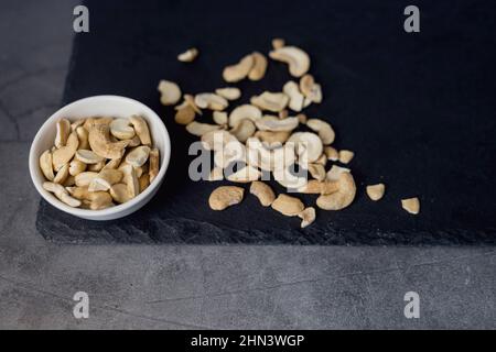 noix de cajou dans un bol en céramique blanche. nourriture biologique et végétarienne Banque D'Images