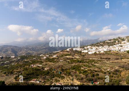 Competa, Espagne - 13 février 2022 : village blanchi à la chaux dans les collines au-dessus de Malaga, dans l'arrière-pays andalou Banque D'Images