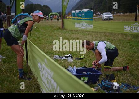 AICKENS, NOUVELLE-ZÉLANDE, 12 FÉVRIER 2022; Un concurrent prépare son équipement au point de passage pour la section de course de montagne 33km du triathlon Côte à Côte Banque D'Images