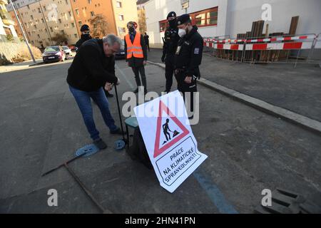 Prague, République tchèque. 14th févr. 2022. Un groupe de militants écologistes a arrêté le flux d'eau vers le bâtiment du ministère de l'Environnement pour protester contre l'accord entre la République tchèque et la Pologne sur l'exploitation minière dans la mine de charbon brun de Turow, le 14 février 2022, à Prague (République tchèque). Il y a un activiste avec la bannière "Work in Climate Justice", qui s'assoit sur une chaise au-dessus de la vanne de la pipe à eau, qu'il avait manipulée auparavant. Un technicien de l'administration du bâtiment du ministère ouvre l'approvisionnement en eau après l'intervention de la police. Crédit : Katerina Sulova/CTK photo/Alamy Live News Banque D'Images