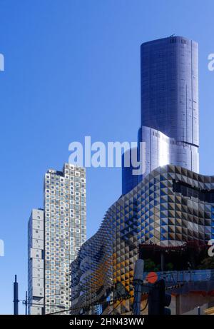 Melbourne, Victoria, Australie - le bâtiment étudiant Scape abrite une tour de Denton Corker Marshall Architects et le bâtiment RMIT Swanston de Lyons Banque D'Images