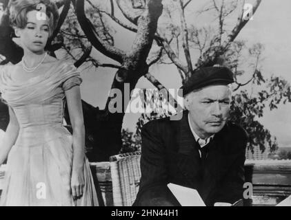 Leslie Caron (1931-), actriz y huarina francesa, junto a Charles Boyer (1899-1978), acteur francés, en un fotograma de la película Fanny. Banque D'Images