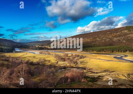 LINN DE DEE BRAEMAR SCOTLAND RIVER DEE DESCENDANT LE GLEN DE MAR LODGE AU LOIN Banque D'Images