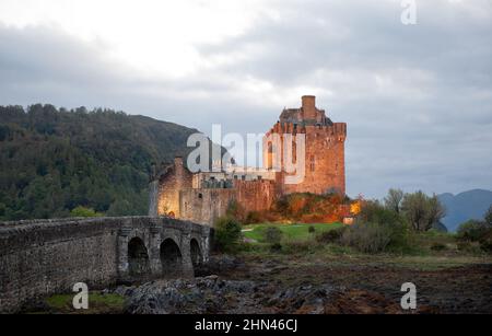 Vue sur le château d'Eilean Donan dans la soirée, Écosse, Royaume-Uni Banque D'Images