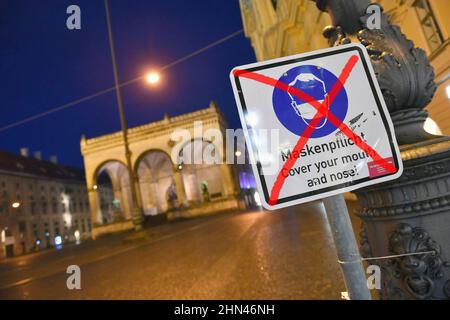 PHOTO D'ARCHIVE; mesures Corona: Les restrictions de grande envergure seront levées d'ici mars 20th. Quand l'exigence de masque prend-elle fin en Allemagne ? Les experts supposent que le masque facial restera avec nous pendant un certain temps. Archive photo: Thème image-le verrouillage du pont arrive-t-il à briser la troisième vague? Odeonsplatz déserte à Munich avec Feldherrnhalle et l'église Theatiner. Signez les masques obligatoires dans les zones piétonnes de Munich le 6th avril 2021. Couvre-feu, couvre-feu, nuit de tir, Â Banque D'Images