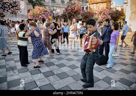 Les gens dansent et s'amusent sur la place principale de Taormina Banque D'Images