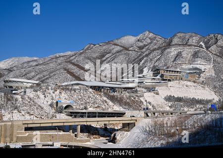Pékin, Chine. 14th févr. 2022. Photo prise le 14 février 2022 montre le National Sliding Center After Snow dans le district de Yanqing, capitale de Beijing, en Chine. Credit: Chen Yichen/Xinhua/Alay Live News Banque D'Images