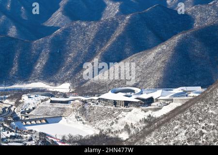 Pékin, Chine. 14th févr. 2022. Photo prise le 14 février 2022 montre le National Sliding Center After Snow dans le district de Yanqing, capitale de Beijing, en Chine. Credit: Chen Yichen/Xinhua/Alay Live News Banque D'Images