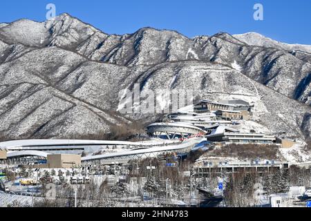 Pékin, Chine. 14th févr. 2022. Photo prise le 14 février 2022 montre le National Sliding Center After Snow dans le district de Yanqing, capitale de Beijing, en Chine. Credit: Chen Yichen/Xinhua/Alay Live News Banque D'Images