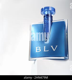 Une bouteille de parfum Bvlgary BLV sur pied blanc. Parfumerie femelle, parfums de bois orientaux. Strezhevoy, Russie, 14.02.2022 Banque D'Images