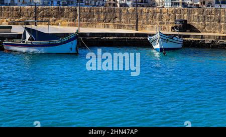 Bateaux de pêche dans le port de Marsalforn en hiver. Banque D'Images