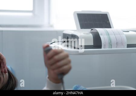 Gros plan femme enceinte sur la table de l'hôpital pendant la cardiotographie de contrôle médical.Consulter un médecin gynécologue à la clinique pour un consultant en grossesse Banque D'Images