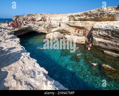 Roca Vecchia, Melendugno, Puglia Italie. Août 2021. Images de la Grotta della Poesia, une incroyable piscine naturelle reliée à la mer. Les gens enj Banque D'Images