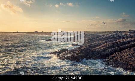 Coucher de soleil sur la côte sauvage, presqu'île de Quiberon, Morbihan, France Banque D'Images