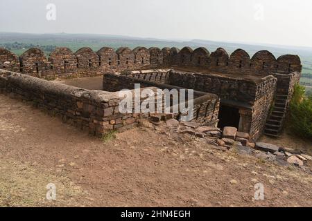 Vue depuis le sommet de Gadi Darwaza et des escaliers en pierre, fortification mur en pierre, fort a été construit dans 11th siècle après J.-C., Madhya Pradesh, Inde. Banque D'Images