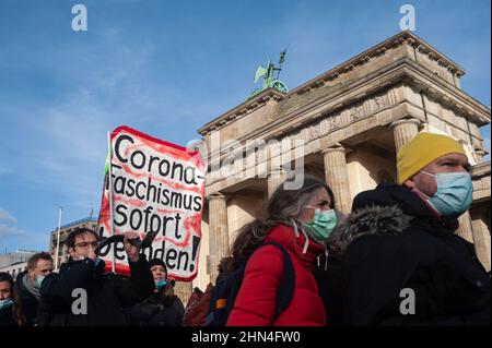 12.02.2022, Berlin, Allemagne, Europe - les démenteurs de Corona, les opposants à la vaccination et les sceptiques protestent au cours d'une manifestation contre le mandat du vaccin Covid. Banque D'Images