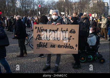 12.02.2022, Berlin, Allemagne, Europe - les démenteurs de Corona, les opposants à la vaccination et les sceptiques protestent au cours d'une manifestation contre le mandat du vaccin Covid. Banque D'Images