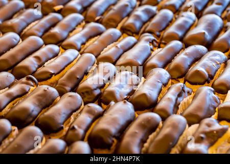 Gros plan sur le gâteau eclars. Gâteau eclair fraîchement préparé dans un plateau Banque D'Images