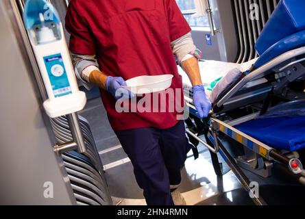 Munich, Allemagne. 14th févr. 2022. Un employé porte une seringue dans le tramway de Wettersteinplatz, dans le tramway de vaccination. Le tramway est garé à un autre endroit de la ville tous les jours. Les personnes qui veulent être vaccinées peuvent le faire de 10 h 30 à 5 h 30 chaque jour. Credit: Sven Hoppe/dpa/Alay Live News Banque D'Images