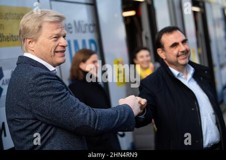 Munich, Allemagne. 14th févr. 2022. Oliver Kahn (l), président du conseil d'administration du FC Bayern München AG, et Klaus Holetschek (CSU), ministre bavarois de la Santé, arrivent à Wettersteinplatz pour la présentation du tramway de vaccination. Le tramway s'arrête à un autre endroit de la ville tous les jours. Les personnes qui veulent être vaccinées peuvent le faire de 10 h 30 à 5 h 30 chaque jour. Credit: Sven Hoppe/dpa/Alay Live News Banque D'Images