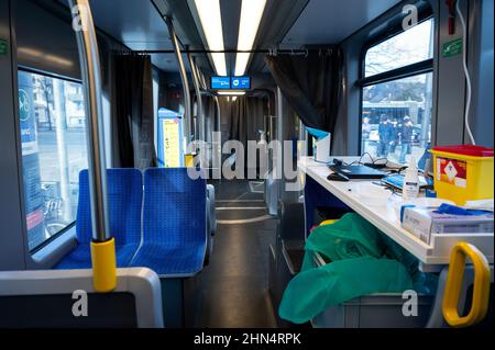 Munich, Allemagne. 14th févr. 2022. Vue sur l'Impftram à Wettersteinplatz. Le tramway est garé à un autre endroit de la ville tous les jours. Les personnes qui veulent être vaccinées peuvent le faire de 10 h 30 à 5 h 30 chaque jour. Credit: Sven Hoppe/dpa/Alay Live News Banque D'Images