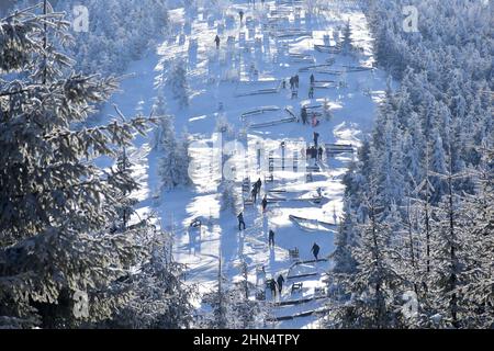 Les touristes apprécient le beau temps d'hiver sur le sommet de la montagne Lysa (Lysa hora) dans les Beskids morave-Silésiens, République Tchèque, 12 février 2022. (CTK Banque D'Images