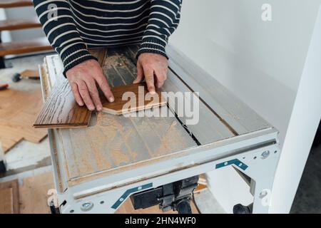 pose de parquet à chevrons à la maison Banque D'Images