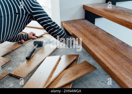 pose de parquet à chevrons à la maison Banque D'Images