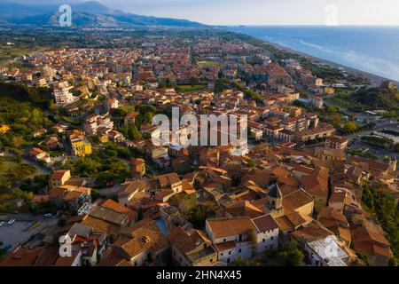 Vue aérienne de la ville de Scalea et de la côte au coucher du soleil, province de Cosenza, région Calabre, Italie du sud. Banque D'Images