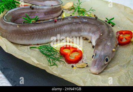 poisson en conger non cuit avec légumes Banque D'Images