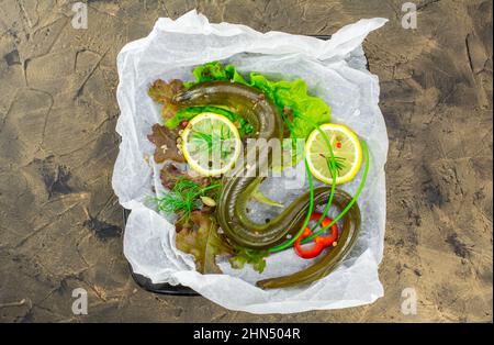 poisson en conger non cuit avec légumes Banque D'Images