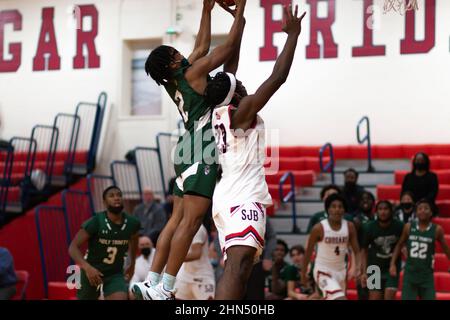 West Isp, New York, Etats-Unis - 2 février 2022 : un joueur de basket-ball de lycée qui a frappé le ballon sous le ballon, bloquant les tirs du Banque D'Images