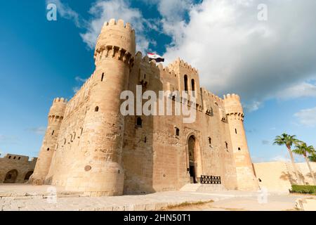 La Citadelle de Qaitrava ou le fort de Qaitrava est une forteresse défensive datant de 15th ans située sur la côte méditerranéenne de la mer. Les gens ordinaires marchent à proximité Banque D'Images