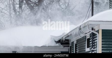 Une maison résidentielle a de la neige qui s'est dégonflée de son toit lors d'un blizzard sur long Island New York en janvier 2022. Banque D'Images