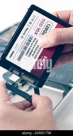 Préparation manuelle du disque dur SSD SATA3, 128 Go Banque D'Images