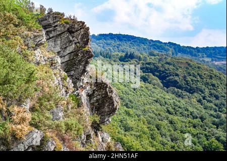 La Roche d'Oëtre offre un magnifique panorama sur la vallée de la Rouvre depuis le point de vue de 118 mètres de haut, au coeur de la Normandie suisse, en France Banque D'Images