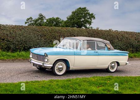 Années 1962 60 années soixante Blue Hillman Super Minx 1592cc essence ; en route pour Capesthorne Hall Classic July show, Cheshire, Royaume-Uni Banque D'Images