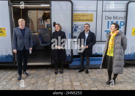 Munich, Allemagne. 14th févr. 2022. Oliver Kahn, Verena Dietl Beatrix Zurek et Klaus Holetschek, bébé du tramway. Le 14 février 2022, le tram de vaccination a été présenté à Munich, en Allemagne. (Photo par Alexander Pohl/Sipa USA) crédit: SIPA USA/Alay Live News Banque D'Images