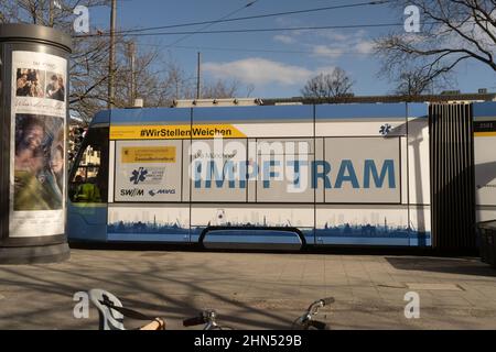 Munich, Allemagne. 14th févr. 2022. Le 14 février 2022, le tram de vaccination a été présenté à Munich. Les participants étaient le ministre d'État Klaus Holetschek, le maire Verena Dietel, Oliver Kahn et Beatrix Zurek. (Photo par Alexander Pohl/Sipa USA) crédit: SIPA USA/Alay Live News Banque D'Images