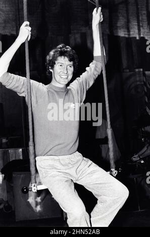 MICHAEL CRAWFORD se prépare pour son rôle de premier plan dans la production théâtrale de Barnum à Londres en s'entraîner à New York avec la Big Apple Circus School. À Manhattan, 1981. Banque D'Images