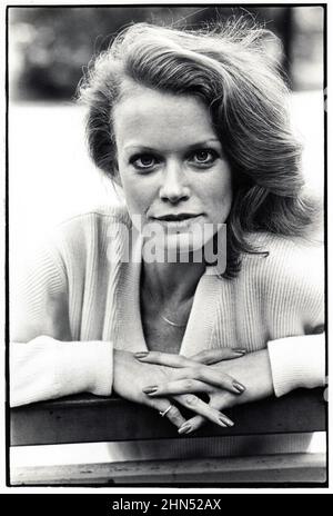 Un portrait posé du mannequin et de l'actrice des anges de Charlie, Shelley Hack. Assis sur un banc à Central Park, Manhattan, New York, Banque D'Images