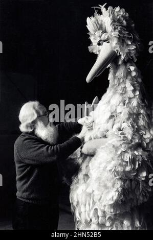 Le légendaire marionnette Kermit Love fixe les plumes de Big Bird au studio d'enregistrement PBS dans l'Upper West Side de Manhattan en 1978. Il était plus connu comme concepteur et constructeur avec les Muppets, en particulier ceux de Sesame Street. Cette photo a été prise dans les coulisses d'une bande de Sesame Street. Banque D'Images