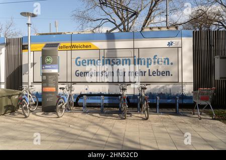 Munich, Allemagne. 14th févr. 2022. Le 14 février 2022, le tram de vaccination a été présenté à Munich. Les participants étaient le ministre d'État Klaus Holetschek, le maire Verena Dietel, Oliver Kahn et Beatrix Zurek. (Photo par Alexander Pohl/Sipa USA) crédit: SIPA USA/Alay Live News Banque D'Images