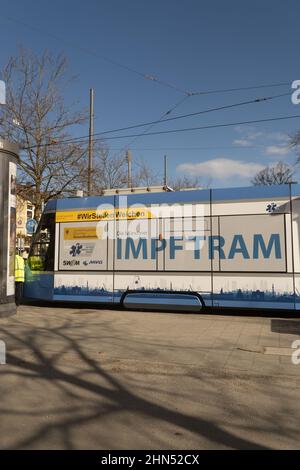 Munich, Allemagne. 14th févr. 2022. Le 14 février 2022, le tram de vaccination a été présenté à Munich. Les participants étaient le ministre d'État Klaus Holetschek, le maire Verena Dietel, Oliver Kahn et Beatrix Zurek. (Photo par Alexander Pohl/Sipa USA) crédit: SIPA USA/Alay Live News Banque D'Images