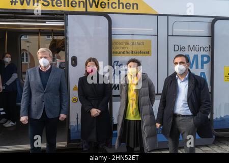 Munich, Allemagne. 14th févr. 2022. Oliver Kahn, Verena Dietl Beatrix Zurek et Klaus Holetschek, bébé du tramway. Le 14 février 2022, le tram de vaccination a été présenté à Munich, en Allemagne. (Photo par Alexander Pohl/Sipa USA) crédit: SIPA USA/Alay Live News Banque D'Images